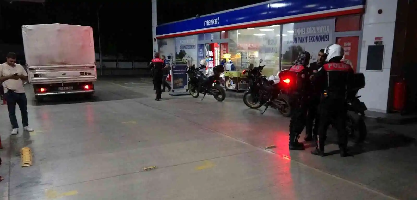 Antalya’da 4 kişinin saldırısında bıçakla yaralanan genç benzinliğe sığındı