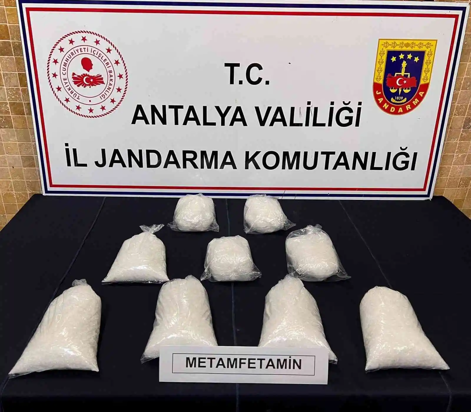 Antalya'da 5,5 kilo metamfetamin ele geçirildi
