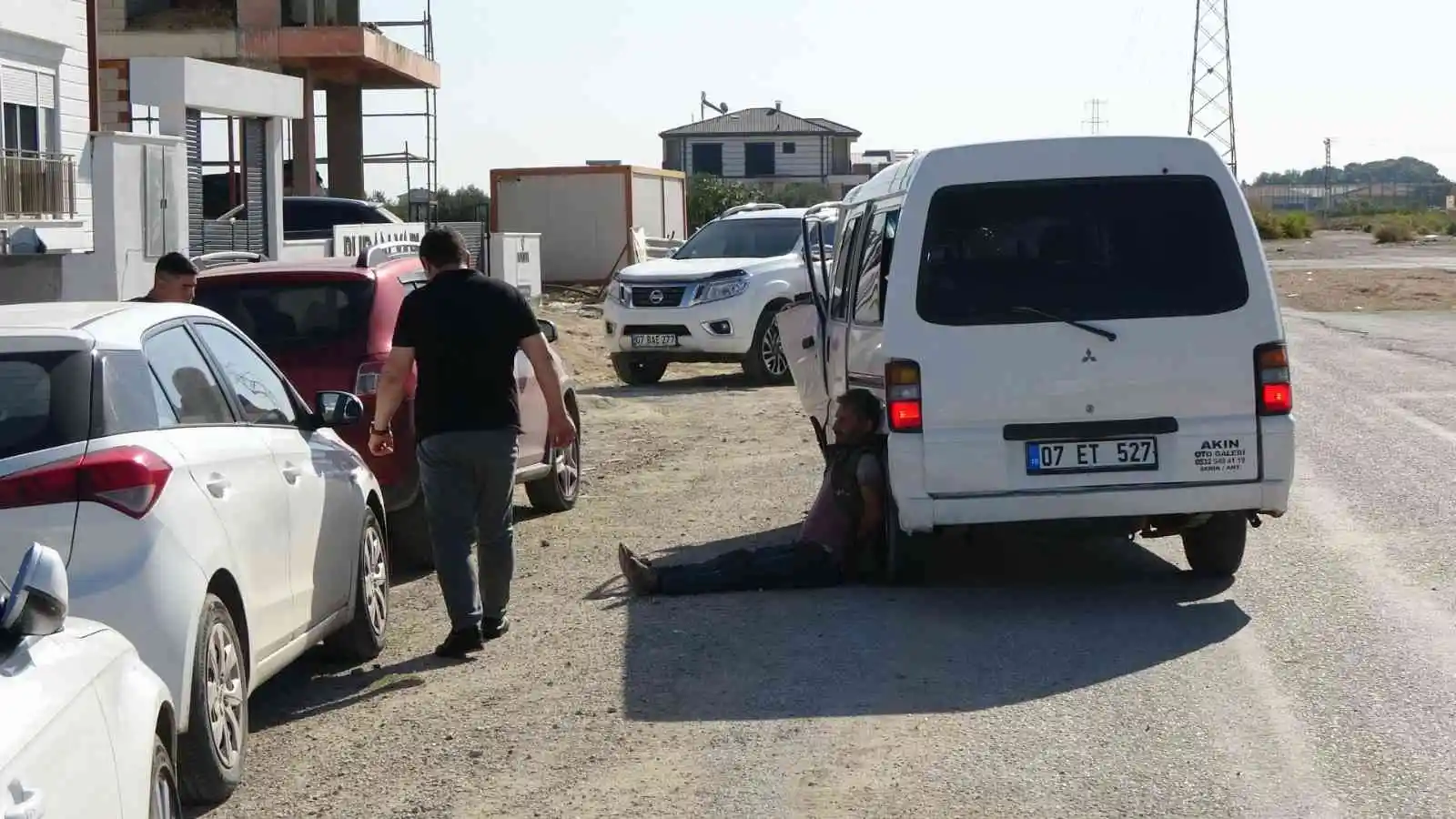 Antalya’da yaralanan ticari araç sürücüsüne ilk müdahaleyi vatandaş yaptı
