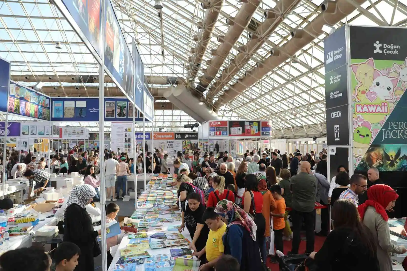 Antalya Kitap Fuarı'nın 5'nci gününde ziyaretçi rekoru