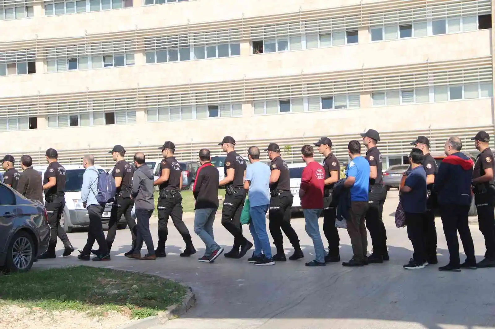 Antalya merkezli 10 ilde düzenlenen FETÖ operasyonunda yakalanan 102 şüpheliden, 32'sine tutuklama