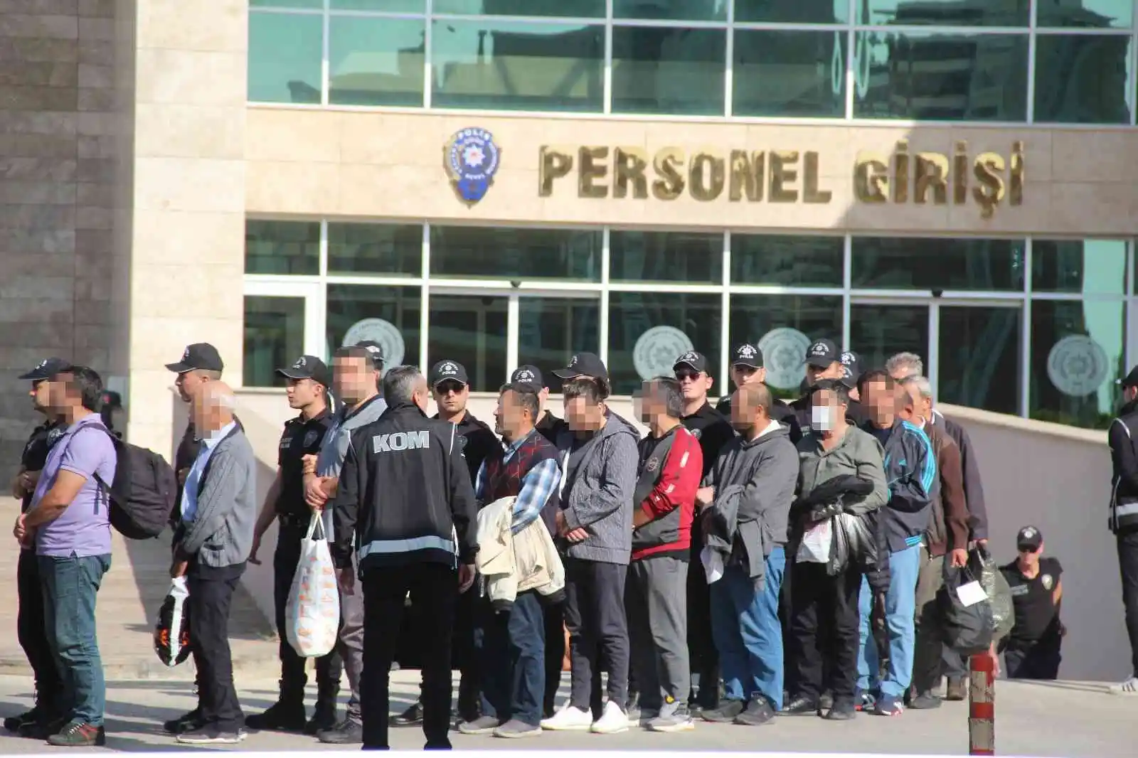Antalya merkezli 10 ilde düzenlenen FETÖ operasyonunda yakalanan 102 şüpheliden, 32’sine tutuklama