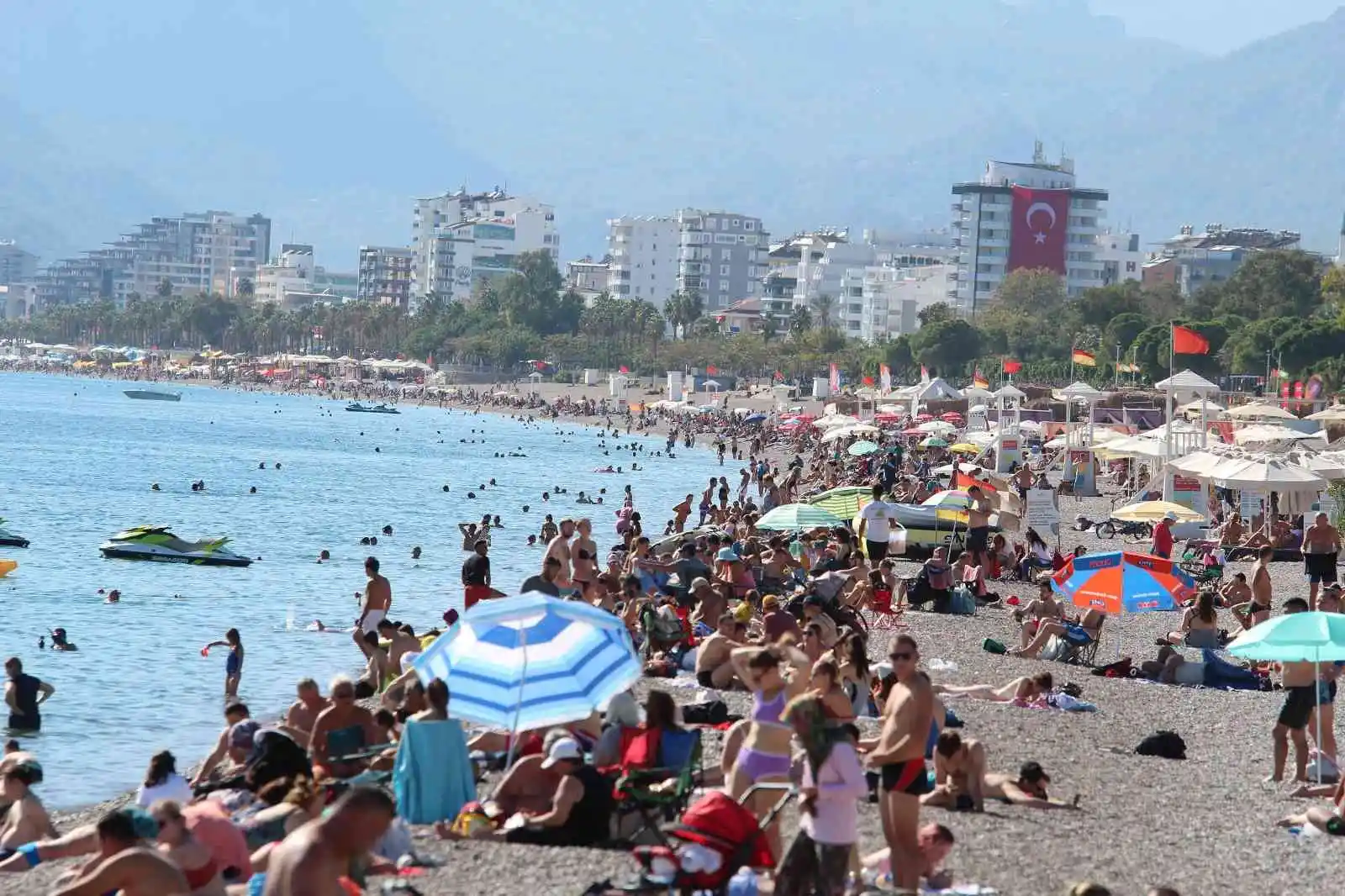 Antalya sahillerinde Ekim ayı sonunda yaz yoğunluğu