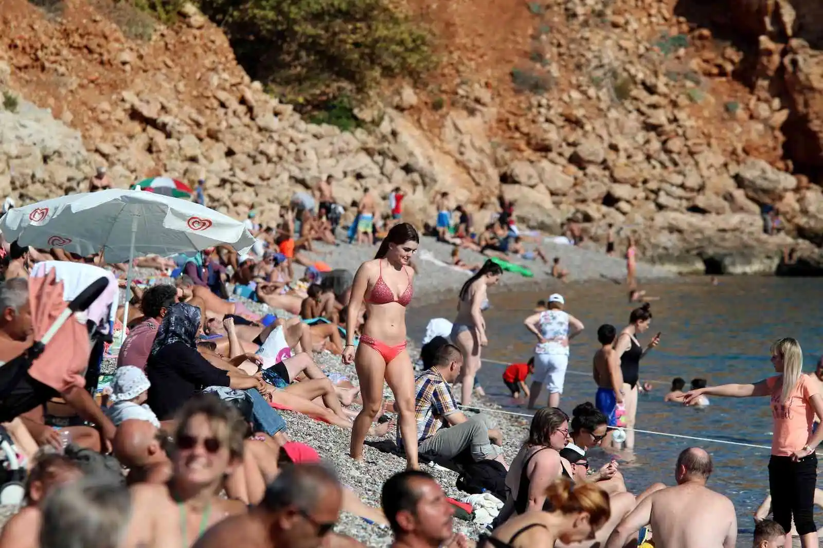 Antalya sahillerinde Ekim ayı sonunda yaz yoğunluğu