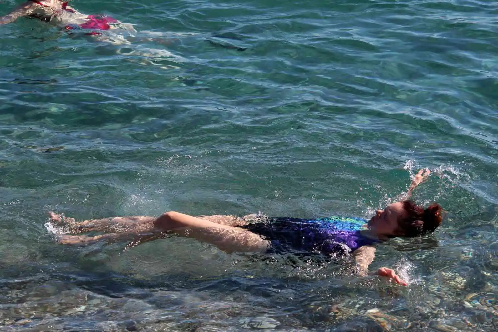 Antalya sahillerinde Ekim ayı sonunda yaz yoğunluğu