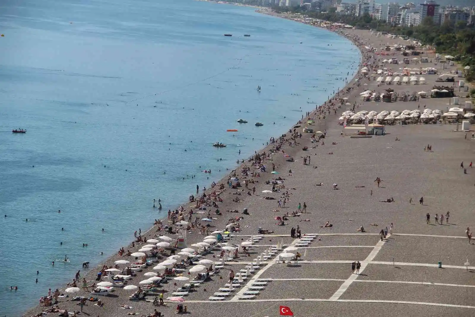 Antalya sahillerinde Ekim ayı sonunda yaz yoğunluğu