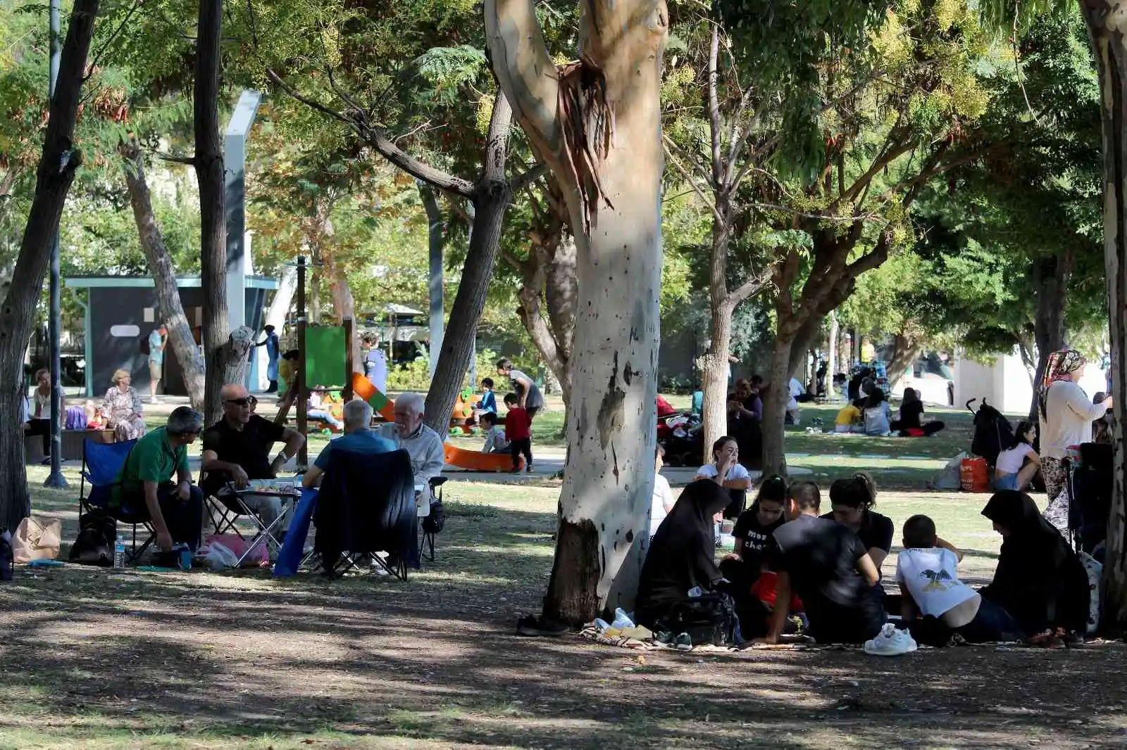 Antalya sahillerinde Ekim ayı sonunda yaz yoğunluğu