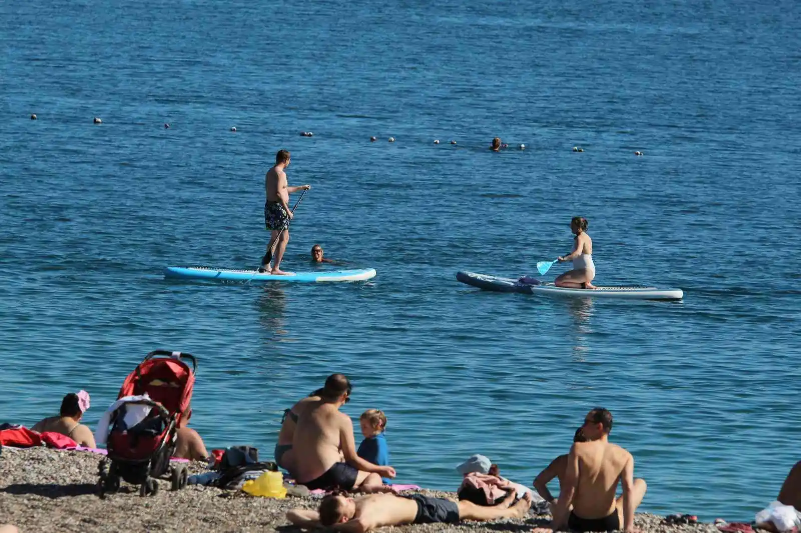 Antalya sahillerinde Ekim ayı sonunda yaz yoğunluğu