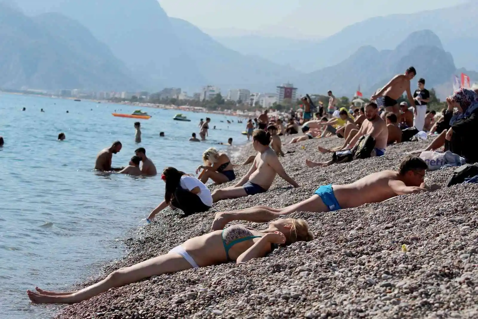 Antalya sahillerinde Ekim ayı sonunda yaz yoğunluğu