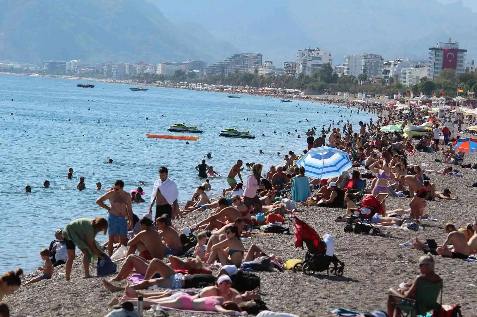 Antalya sahillerinde Ekim ayı sonunda yaz yoğunluğu