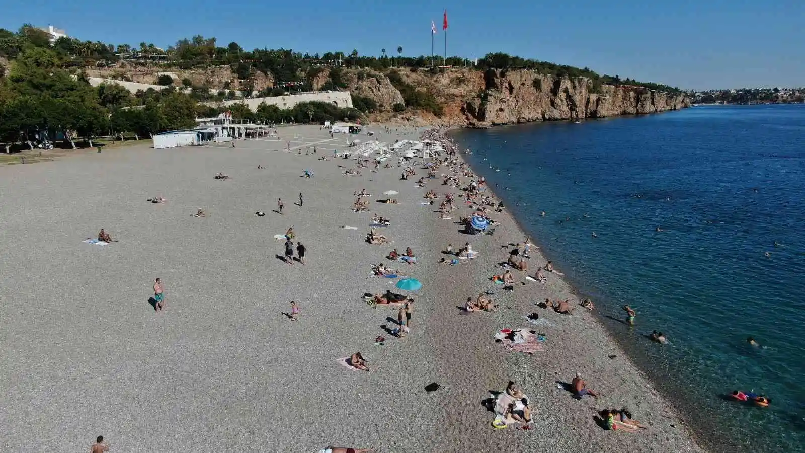 Antalya sahillerinde Ekim ayı sonunda yaz yoğunluğu