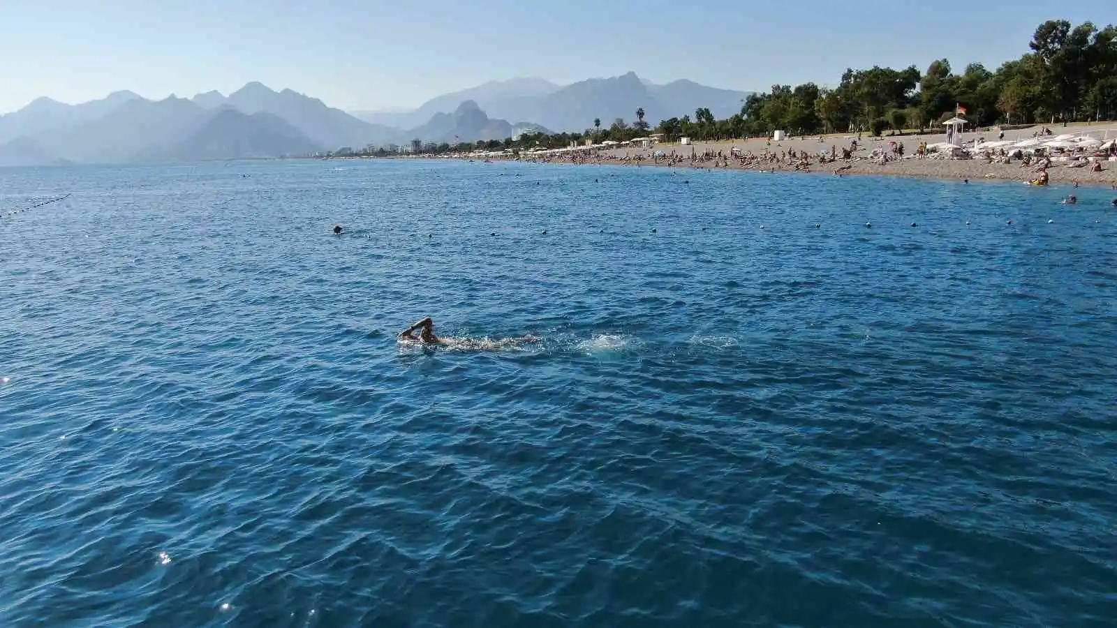 Antalya sahillerinde Ekim ayı sonunda yaz yoğunluğu