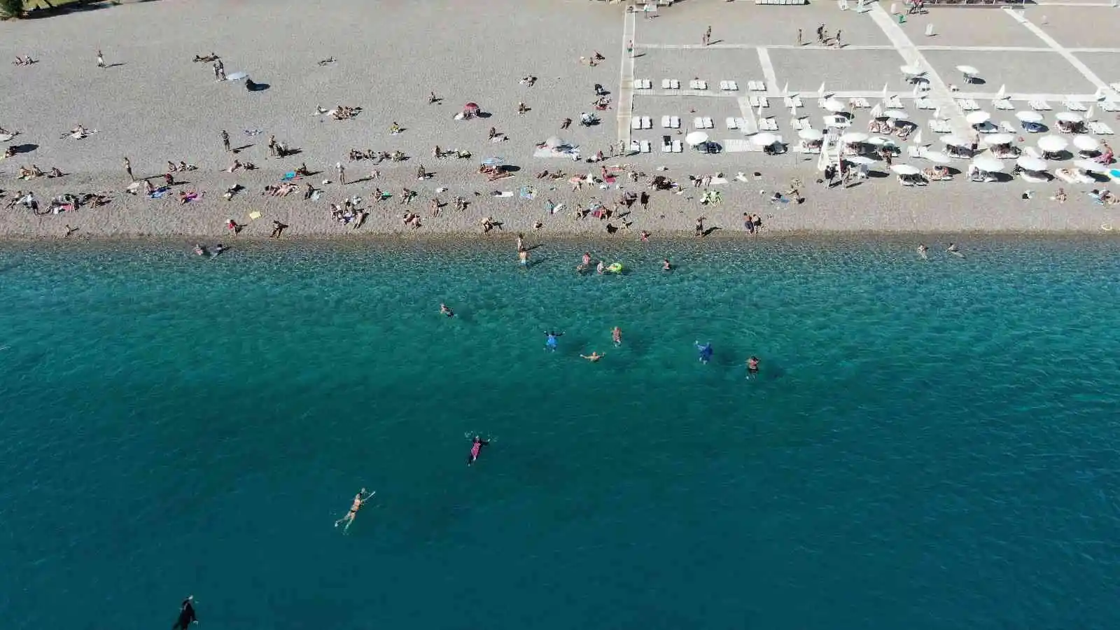 Antalya sahillerinde Ekim ayı sonunda yaz yoğunluğu