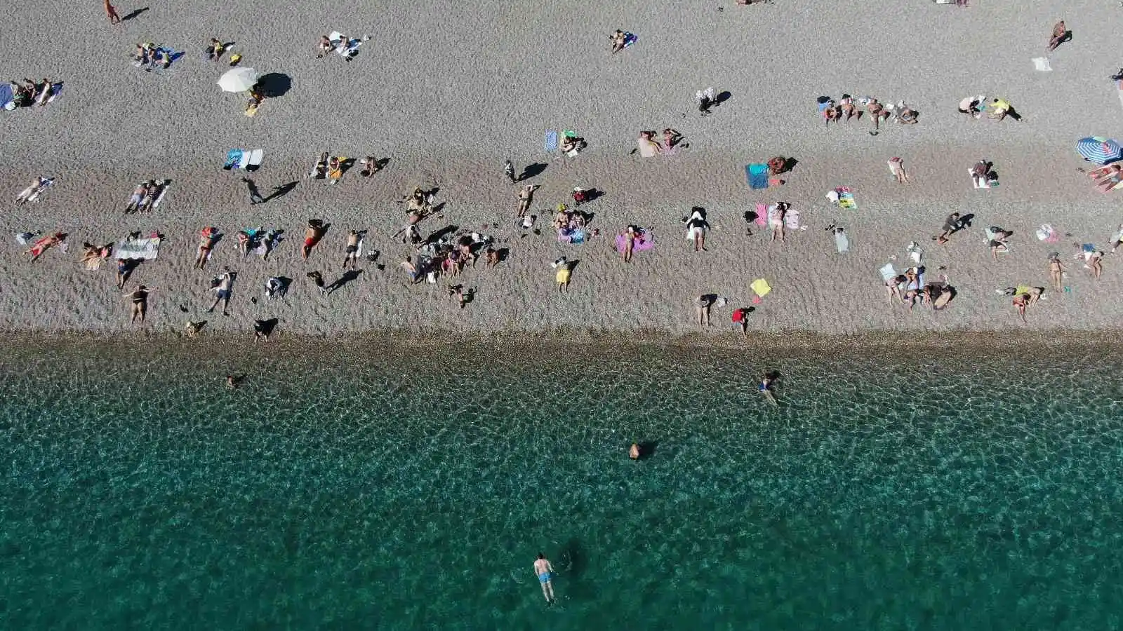 Antalya sahillerinde Ekim ayı sonunda yaz yoğunluğu