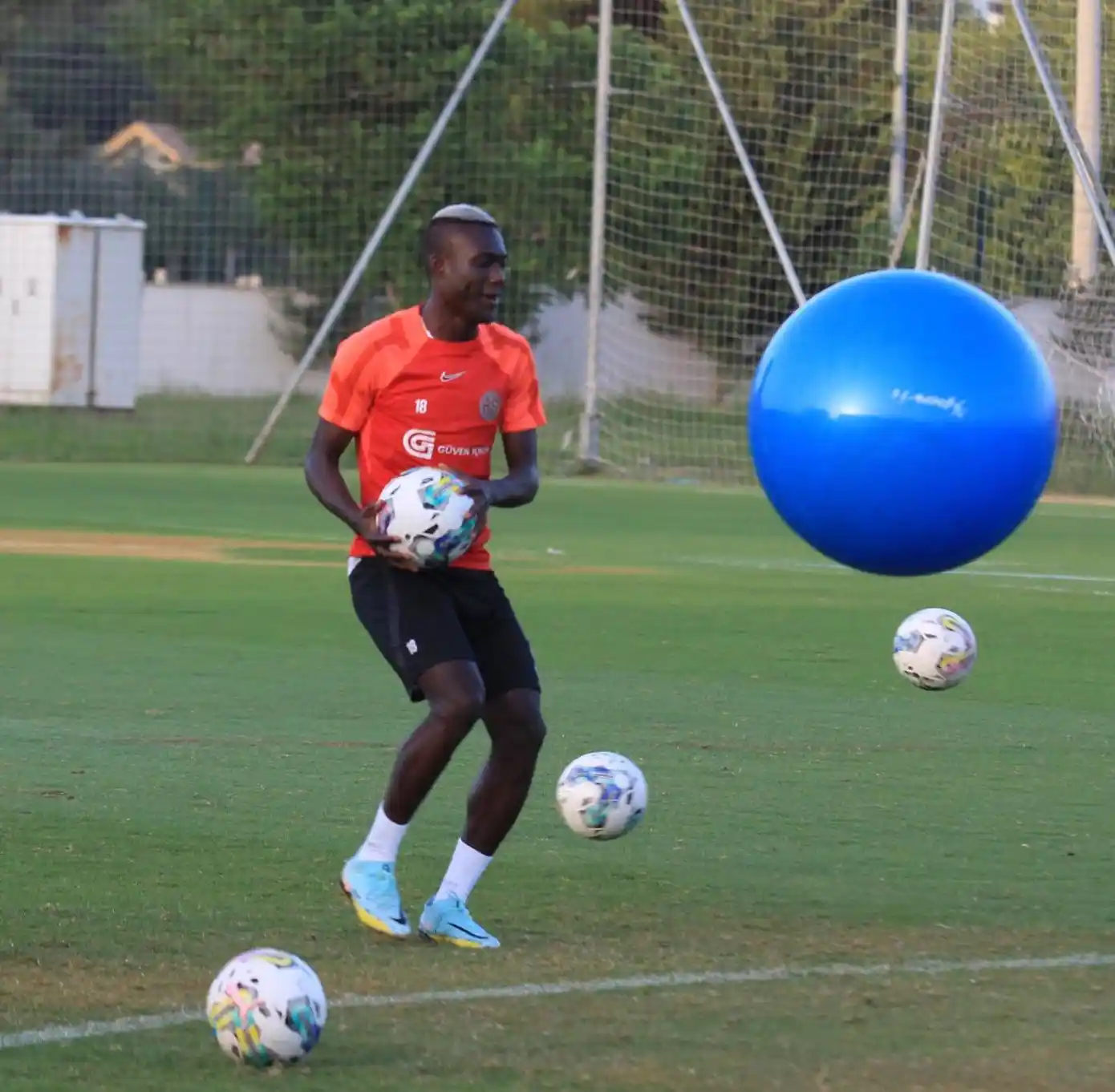 Antalyaspor'da Ndao, 5 ay sahalardan uzak kalacak
