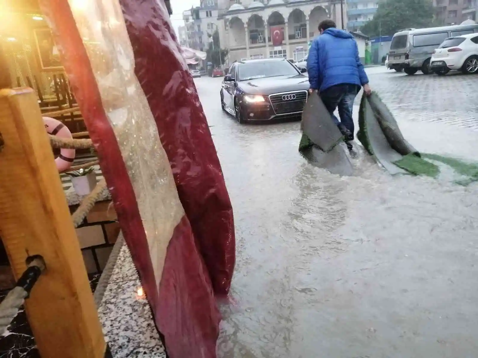 Arhavi'de şiddetli yağmur su taşkınlarına neden oldu