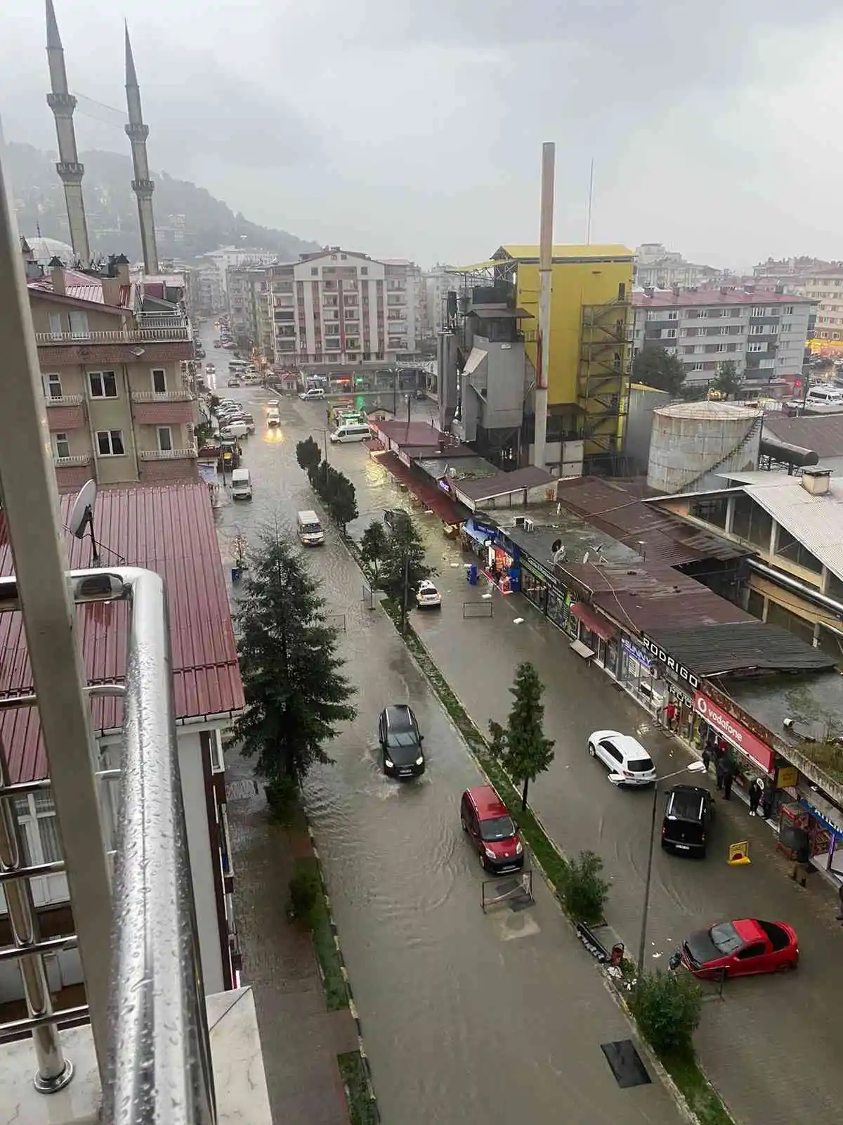 Arhavi’de şiddetli yağmur su taşkınlarına neden oldu