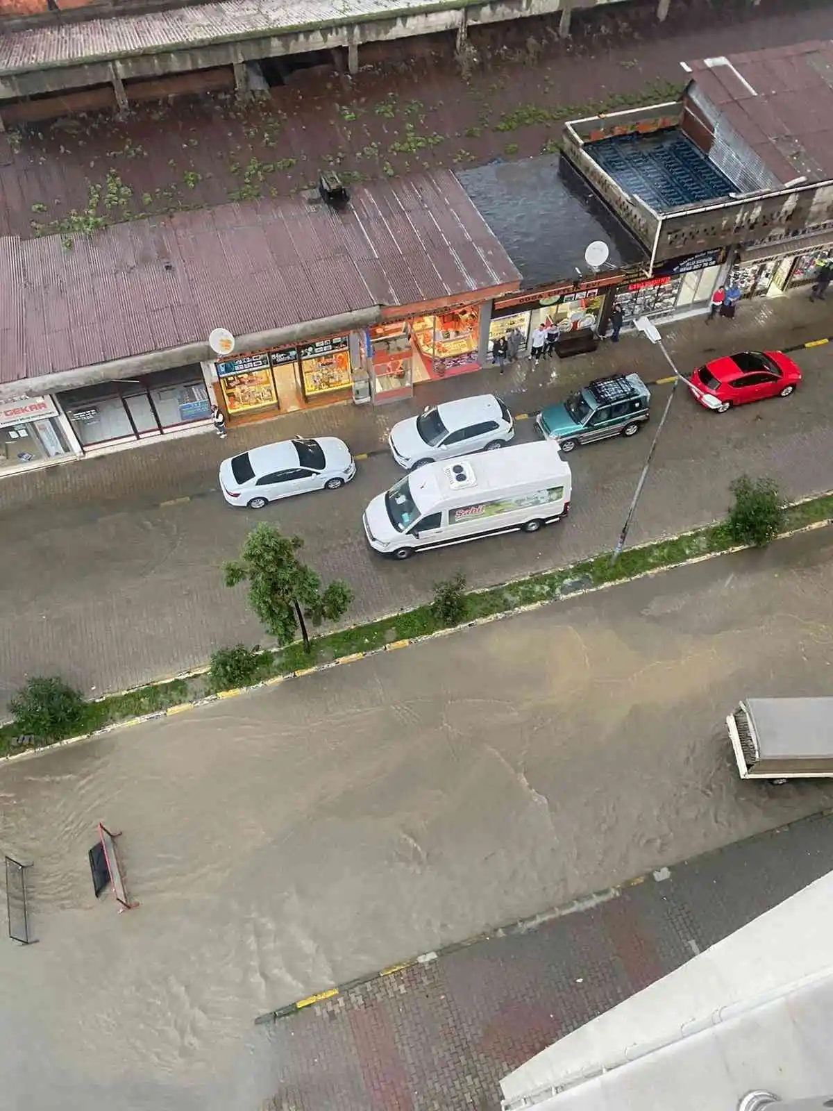 Arhavi’de şiddetli yağmur su taşkınlarına neden oldu