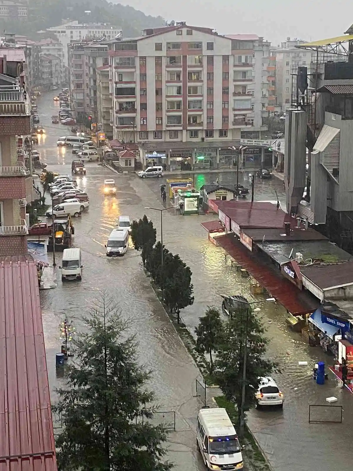 Arhavi’de şiddetli yağmur su taşkınlarına neden oldu