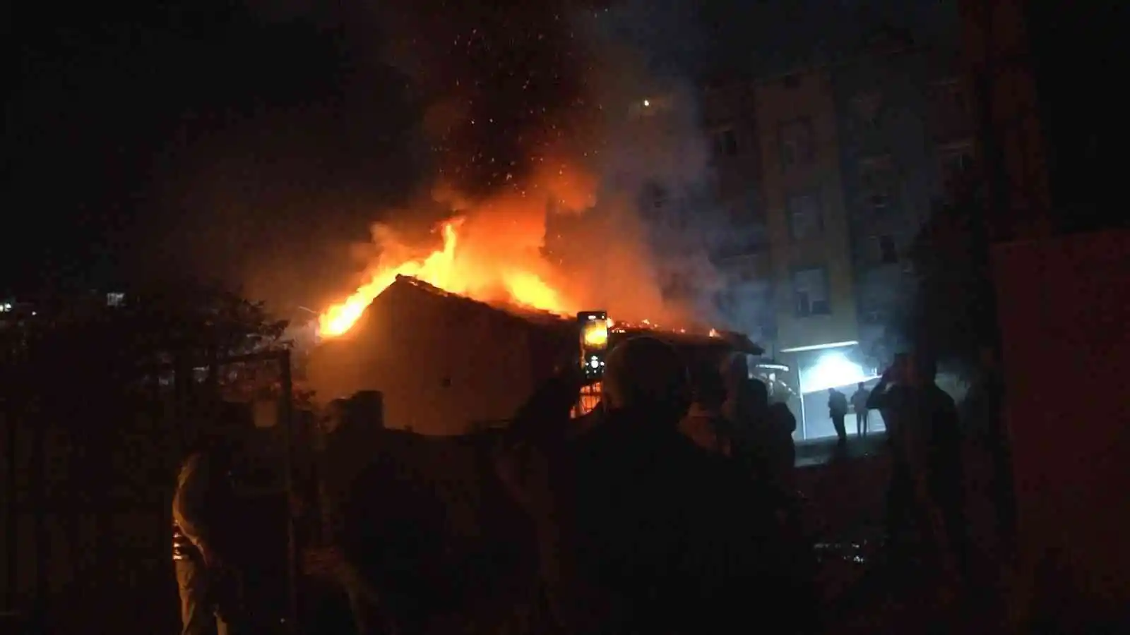 Arnavutköy’de bir gecekonduda korkutan yangın: Alevler geceyi aydınlattı
