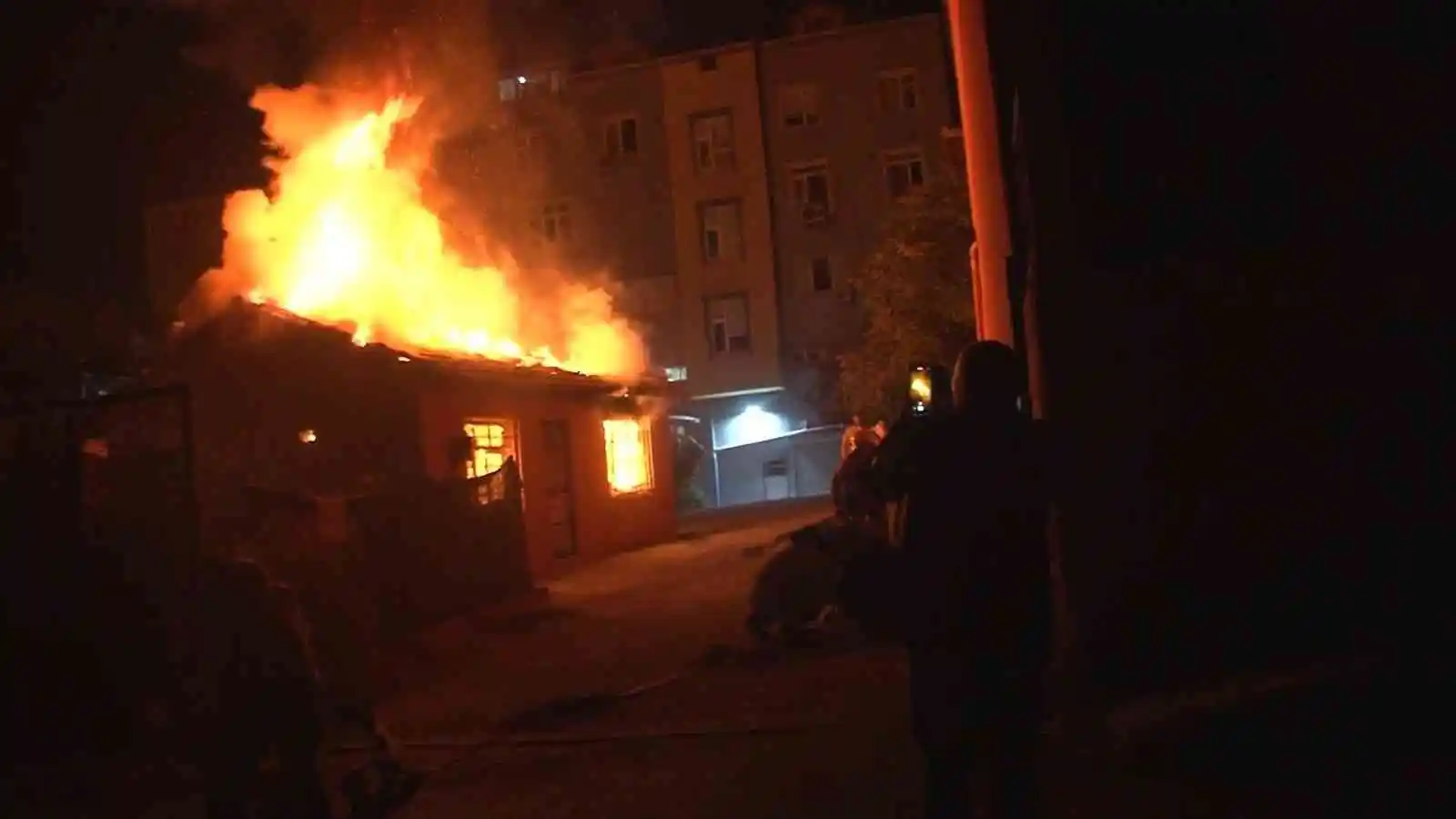 Arnavutköy’de bir gecekonduda korkutan yangın: Alevler geceyi aydınlattı