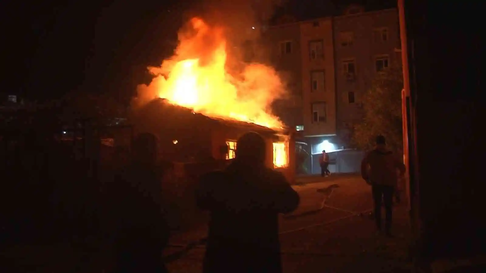 Arnavutköy’de bir gecekonduda korkutan yangın: Alevler geceyi aydınlattı