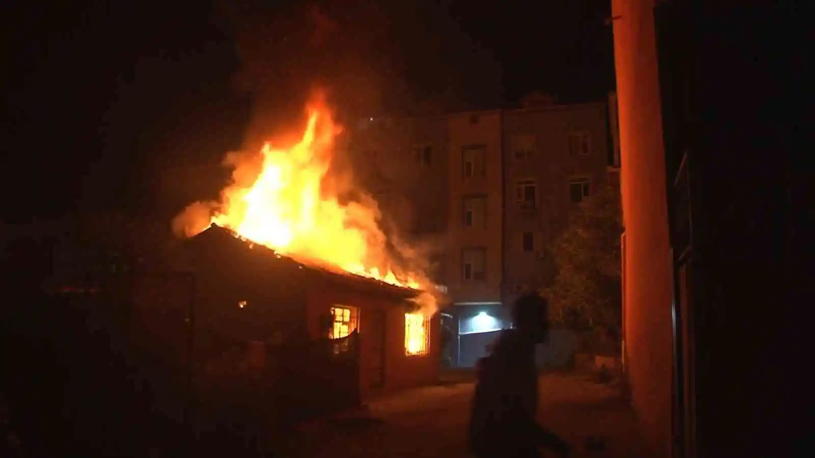 Arnavutköy’de bir gecekonduda korkutan yangın: Alevler geceyi aydınlattı