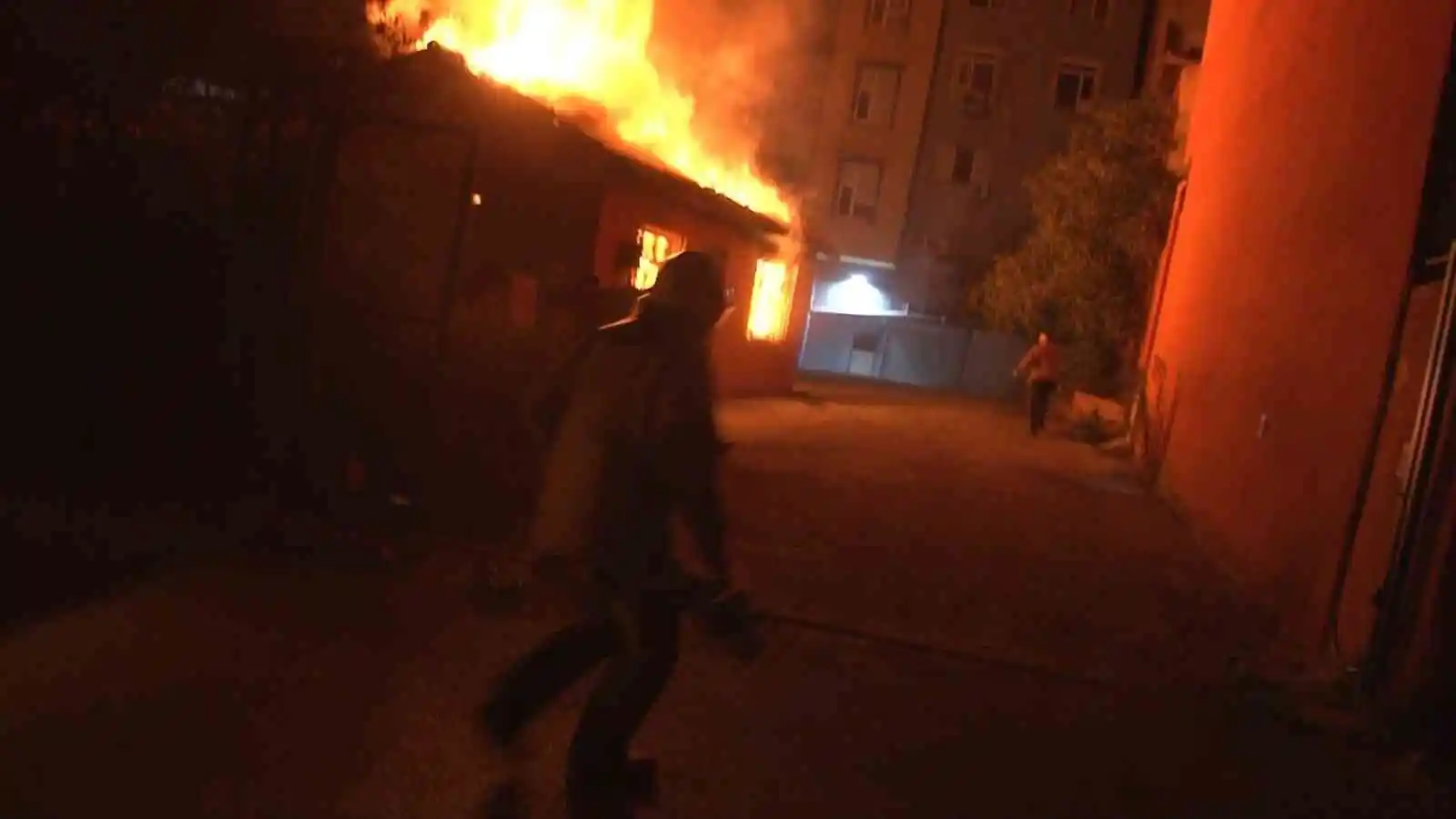 Arnavutköy’de bir gecekonduda korkutan yangın: Alevler geceyi aydınlattı