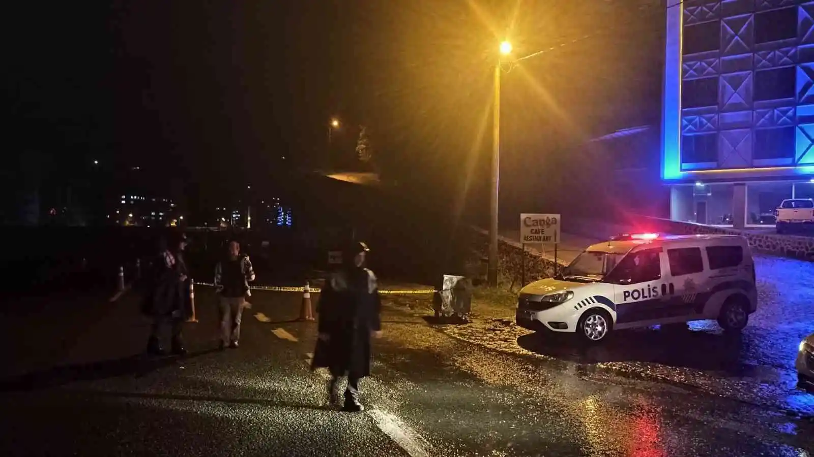 Artvin'de taşan dere bazı köy yollarını ulaşıma kapattı