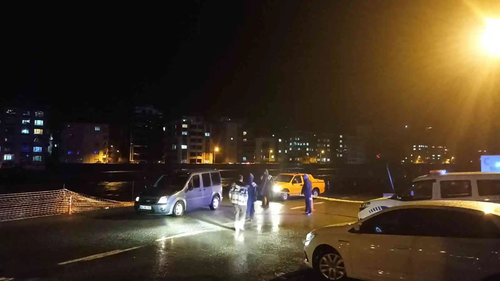 Artvin’de taşan dere bazı köy yollarını ulaşıma kapattı