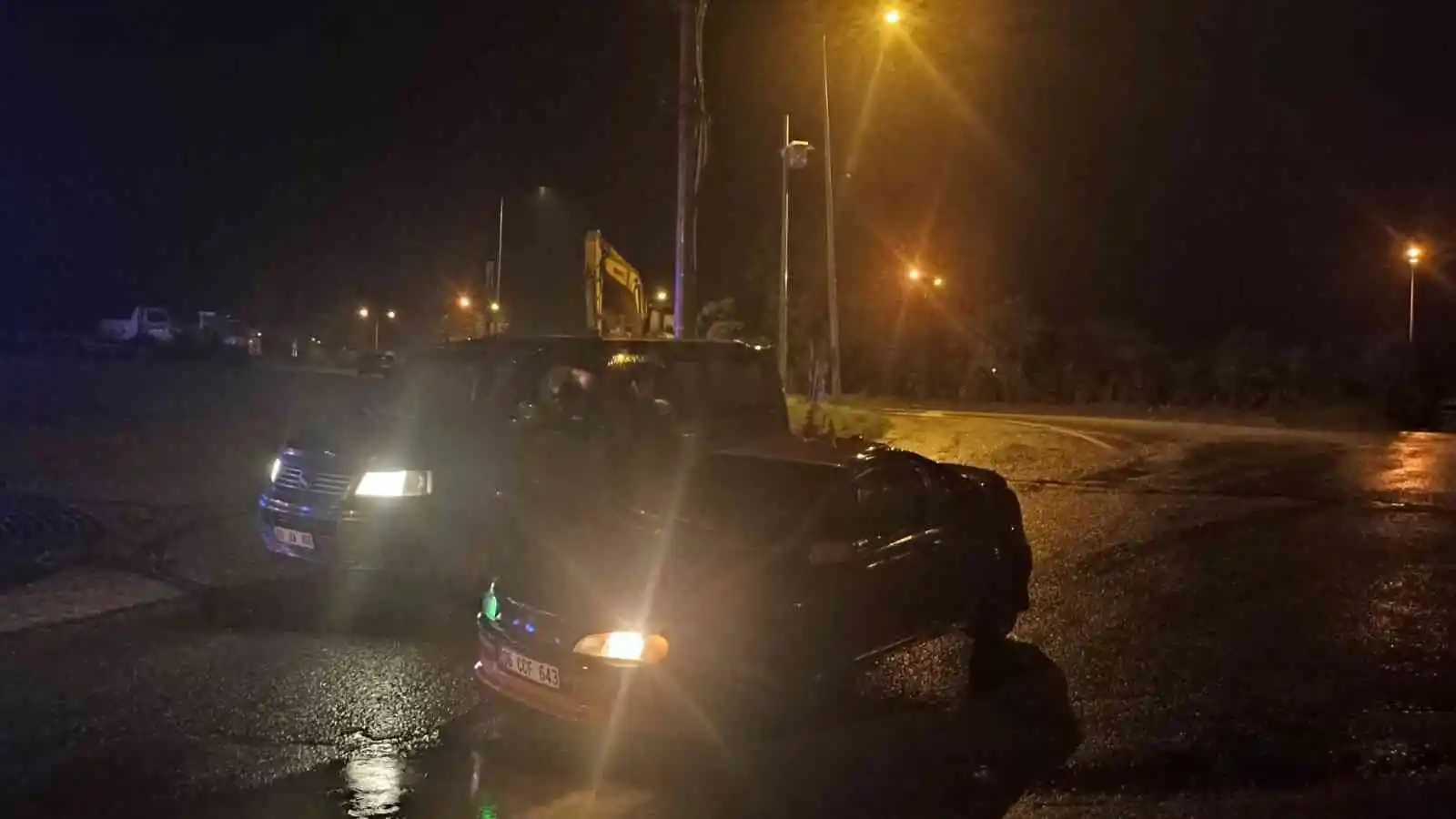 Artvin’de taşan dere bazı köy yollarını ulaşıma kapattı