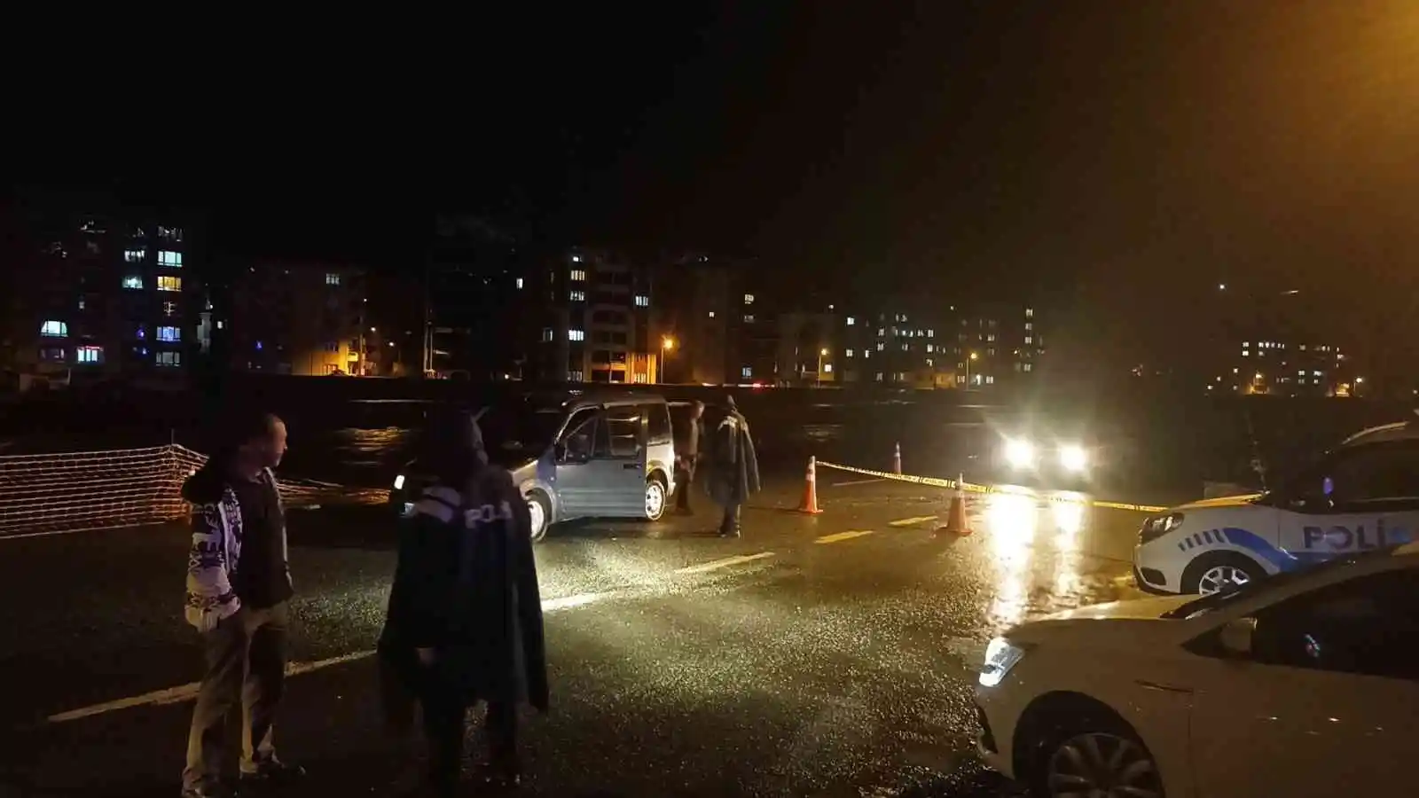 Artvin’de taşan dere bazı köy yollarını ulaşıma kapattı