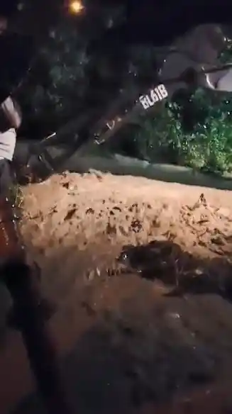 Artvin’de taşan dere bazı köy yollarını ulaşıma kapattı