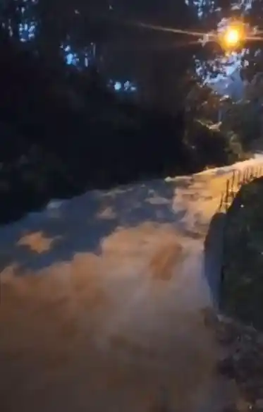 Artvin’de taşan dere bazı köy yollarını ulaşıma kapattı