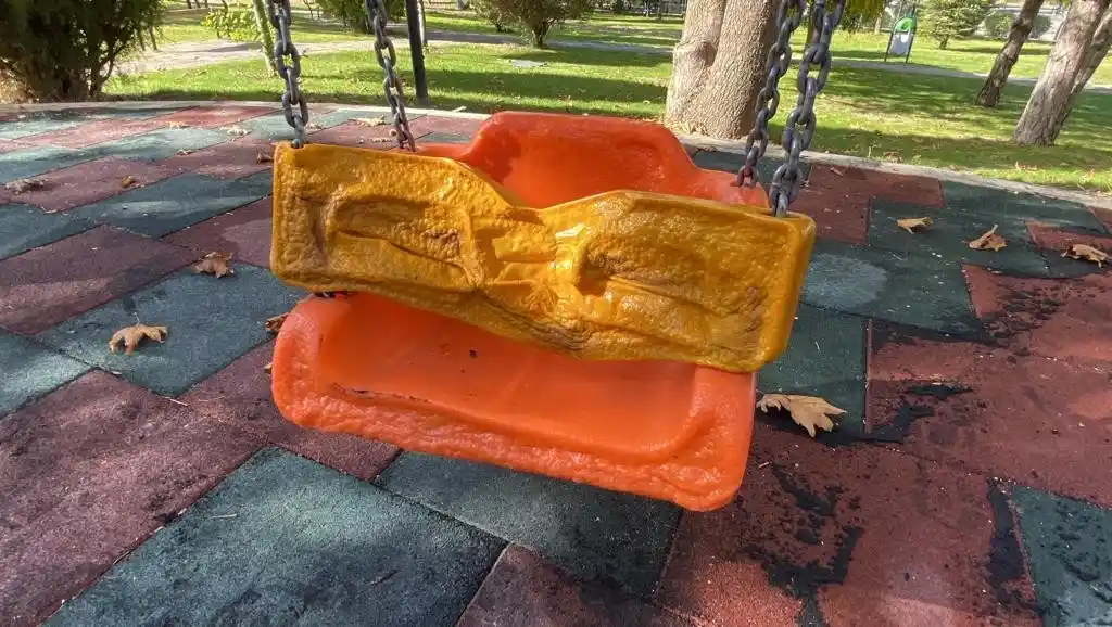 Ateşe verilen çocuk parkı kullanılmaz hale geldi