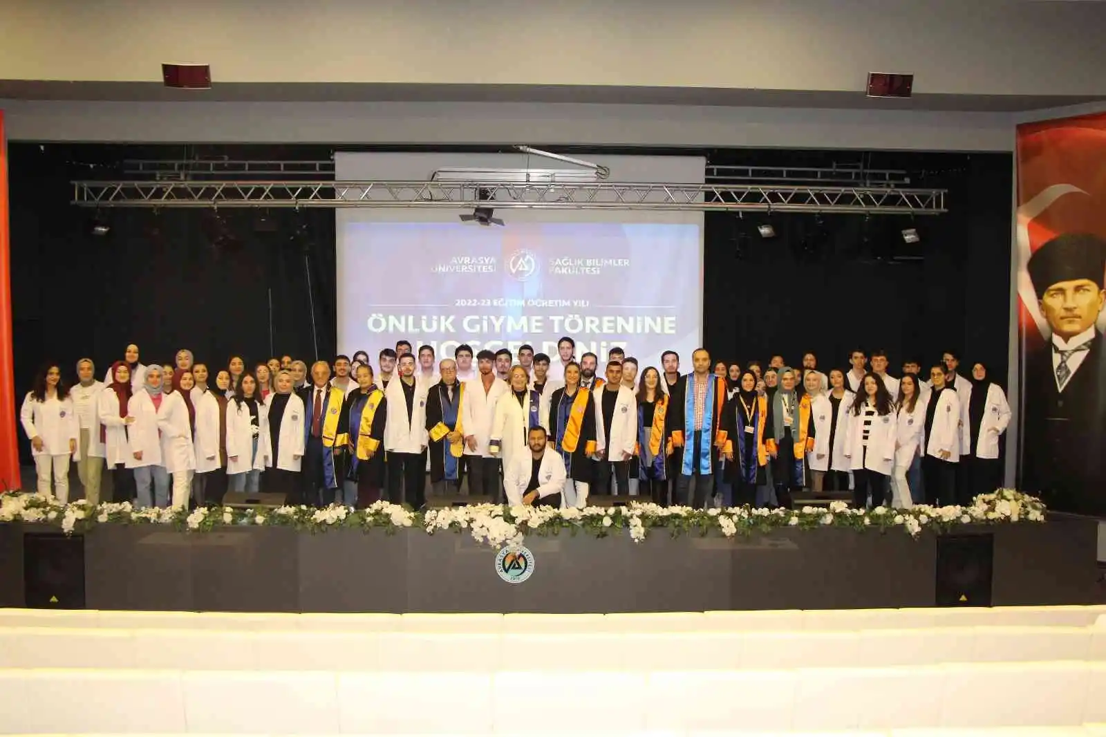 Avrasya öğrencileri beyaz önlük giydi