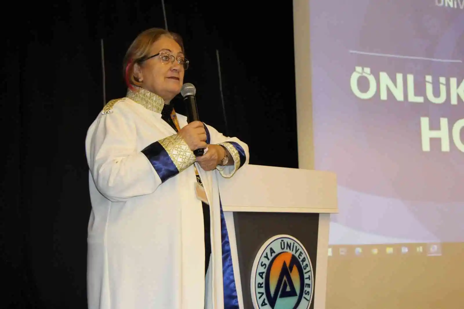 Avrasya öğrencileri beyaz önlük giydi