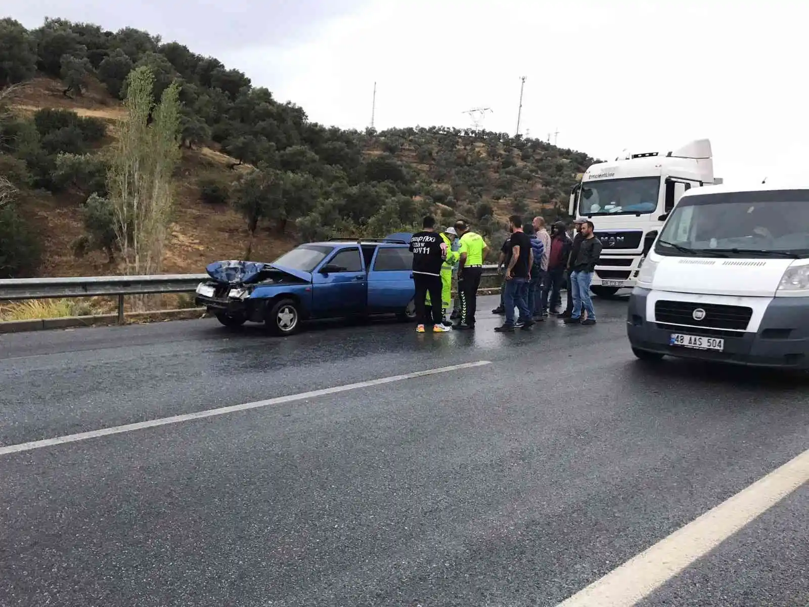 Aydın’da yağmur yağdı araçlar yoldan çıktı