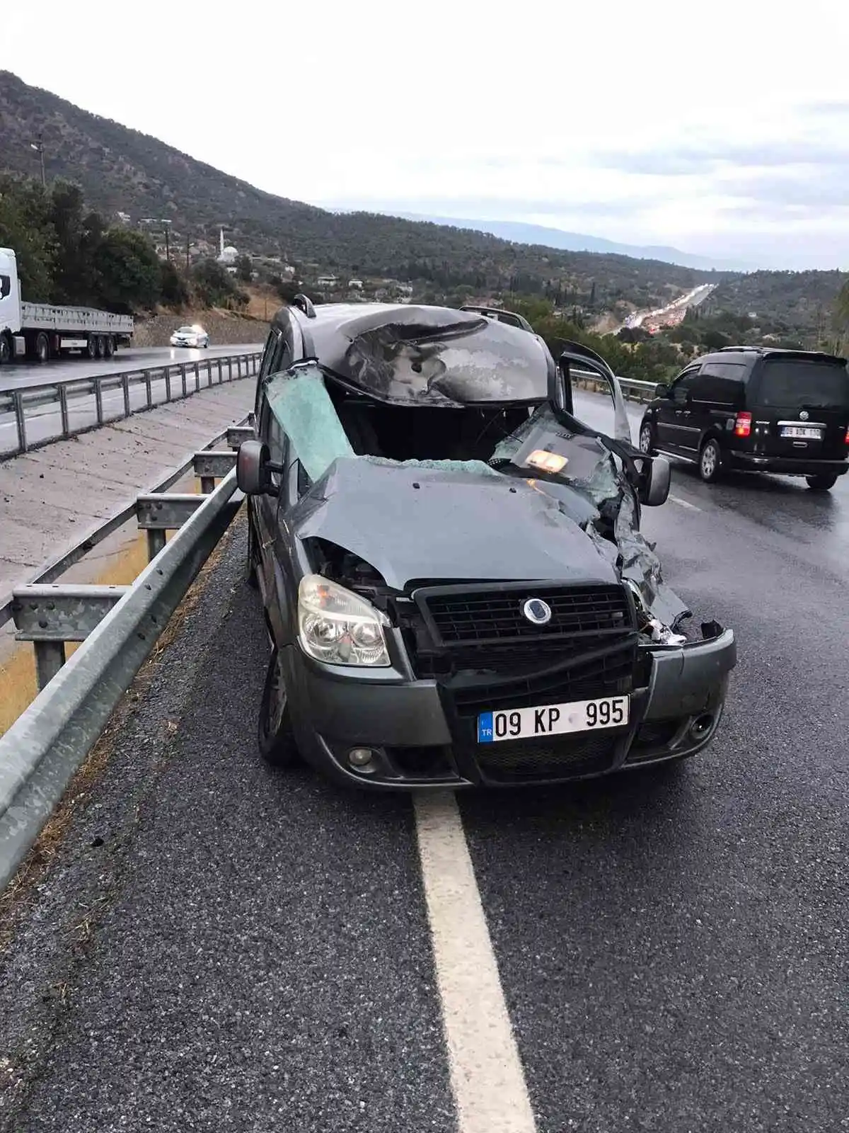 Aydın’da yağmur yağdı araçlar yoldan çıktı