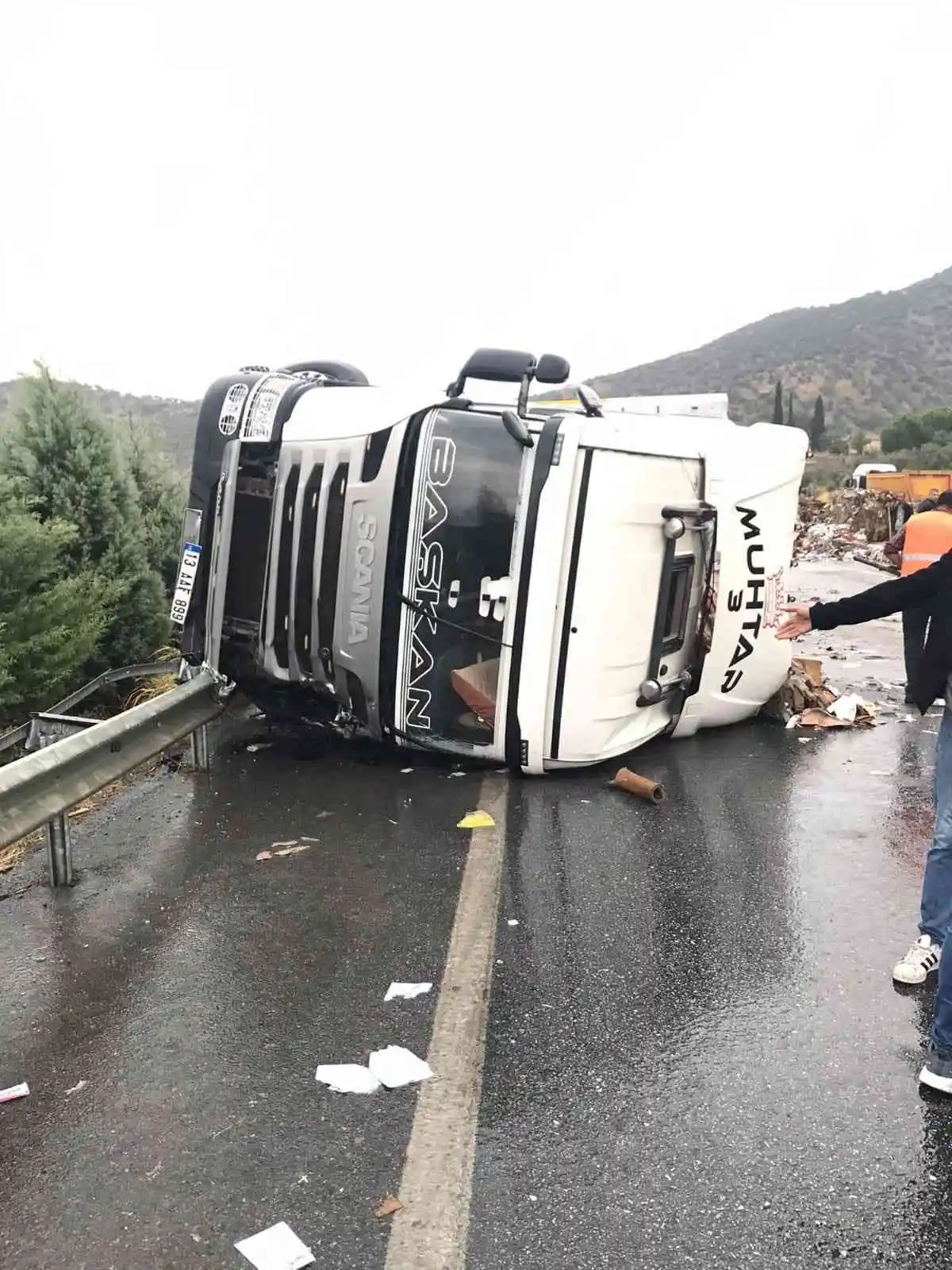 Aydın’da yağmur yağdı araçlar yoldan çıktı