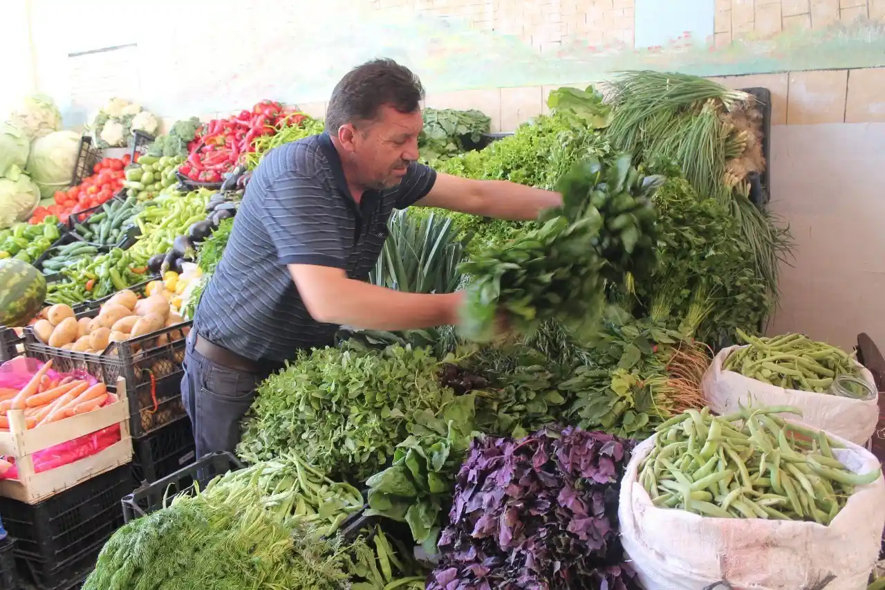 Baba bağda üretiyor genç oğlu tezgahta satıyor