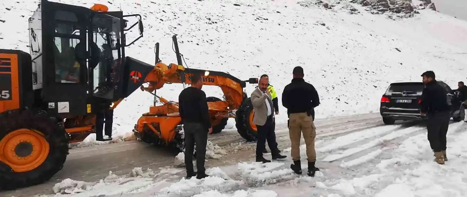 Bahçesaray Kaymakamı Alimoğlu 3 bin rakımlı Karabet Geçidi'nde