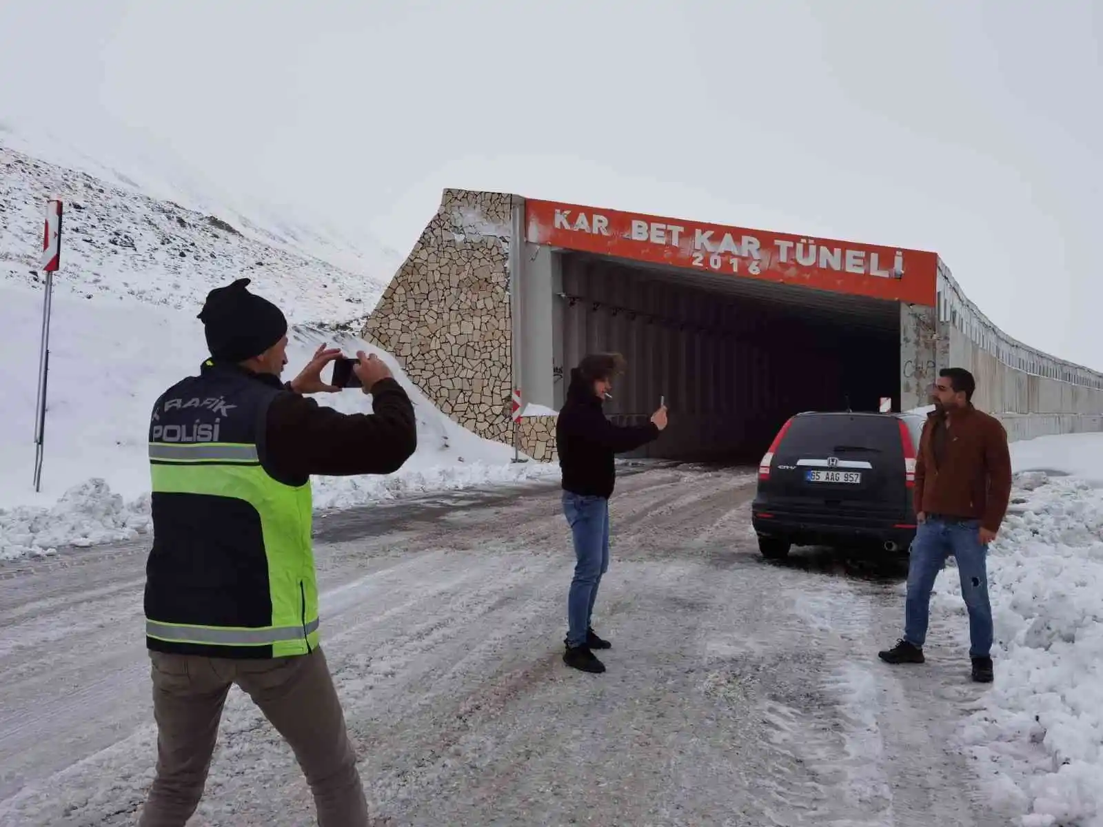Bahçesaray Kaymakamı Alimoğlu 3 bin rakımlı Karabet Geçidi’nde