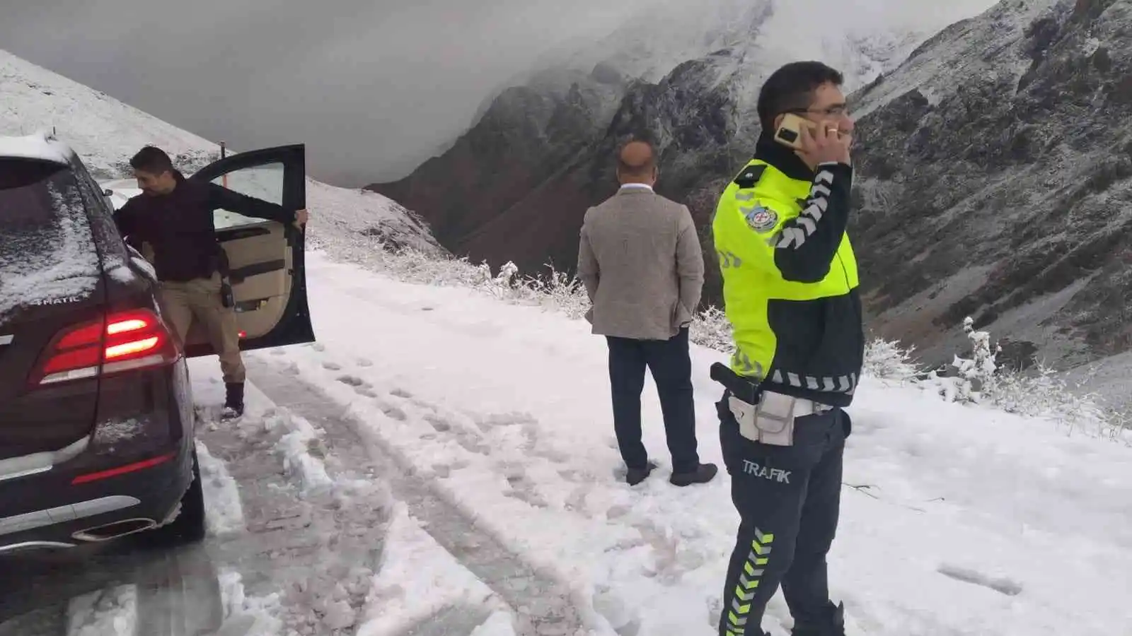 Bahçesaray Kaymakamı Alimoğlu 3 bin rakımlı Karabet Geçidi’nde