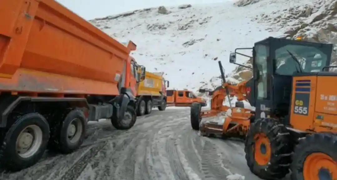 Bahçesaray Kaymakamı Alimoğlu 3 bin rakımlı Karabet Geçidi’nde