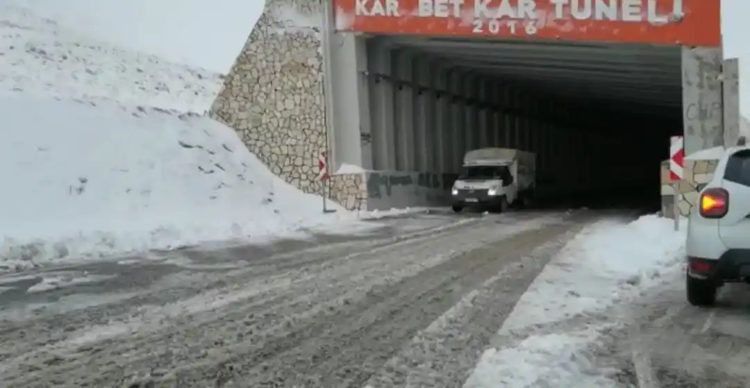 Bahçesaray Kaymakamı Alimoğlu 3 bin rakımlı Karabet Geçidi’nde