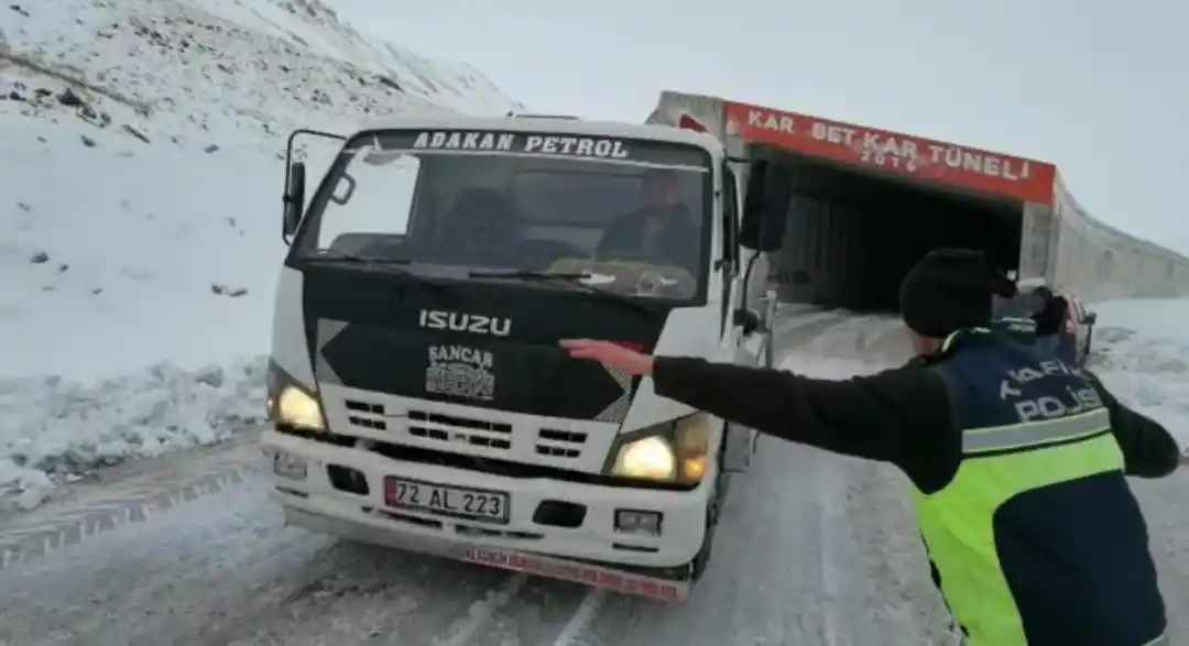 Bahçesaray Kaymakamı Alimoğlu 3 bin rakımlı Karabet Geçidi’nde