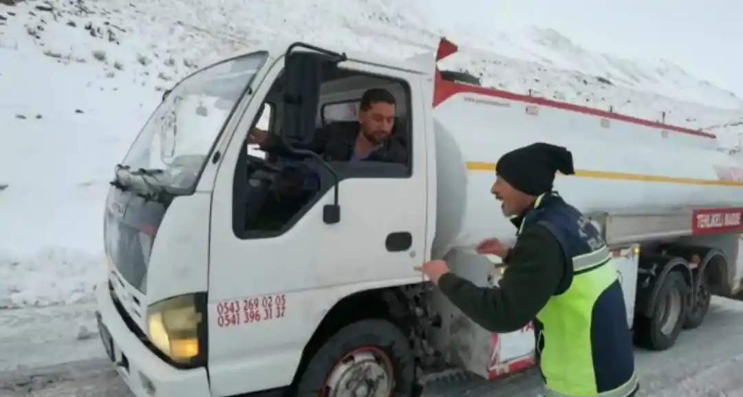 Bahçesaray Kaymakamı Alimoğlu 3 bin rakımlı Karabet Geçidi’nde