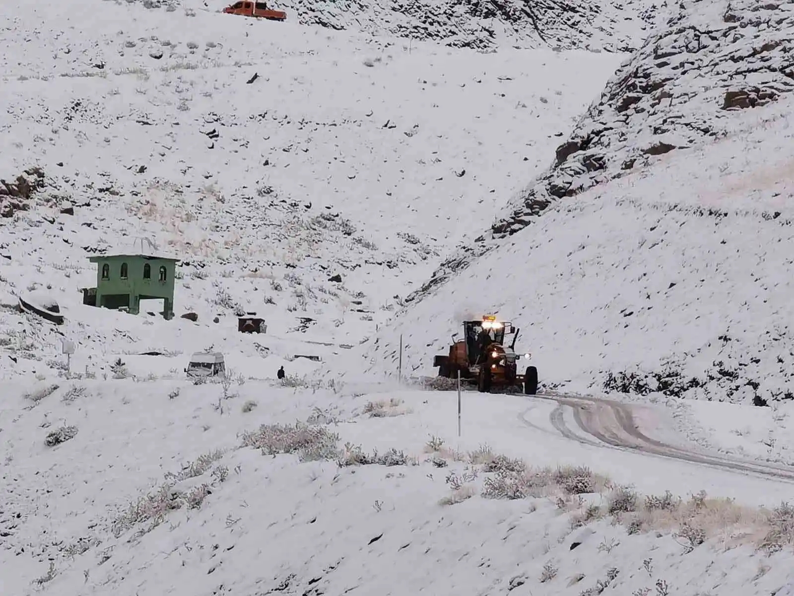 Bahçesaray Kaymakamı Alimoğlu 3 bin rakımlı Karabet Geçidi’nde