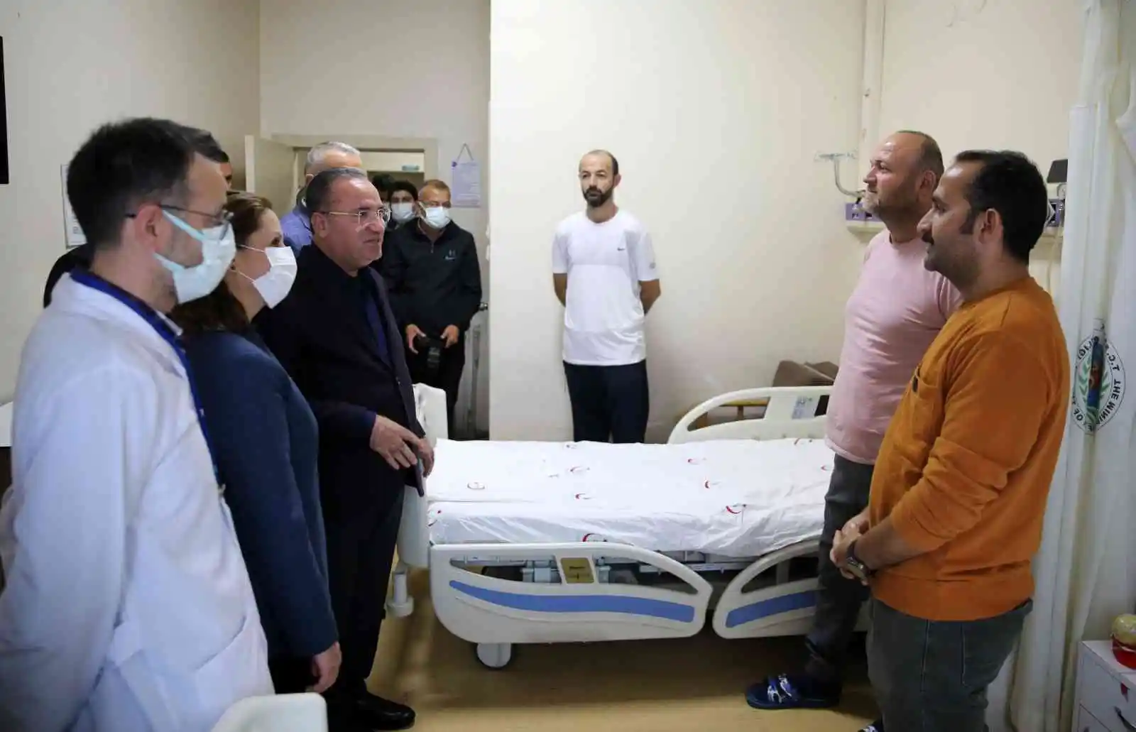 Bakan Bozdağ patlamada yaralanan madencileri hastanede ziyaret etti